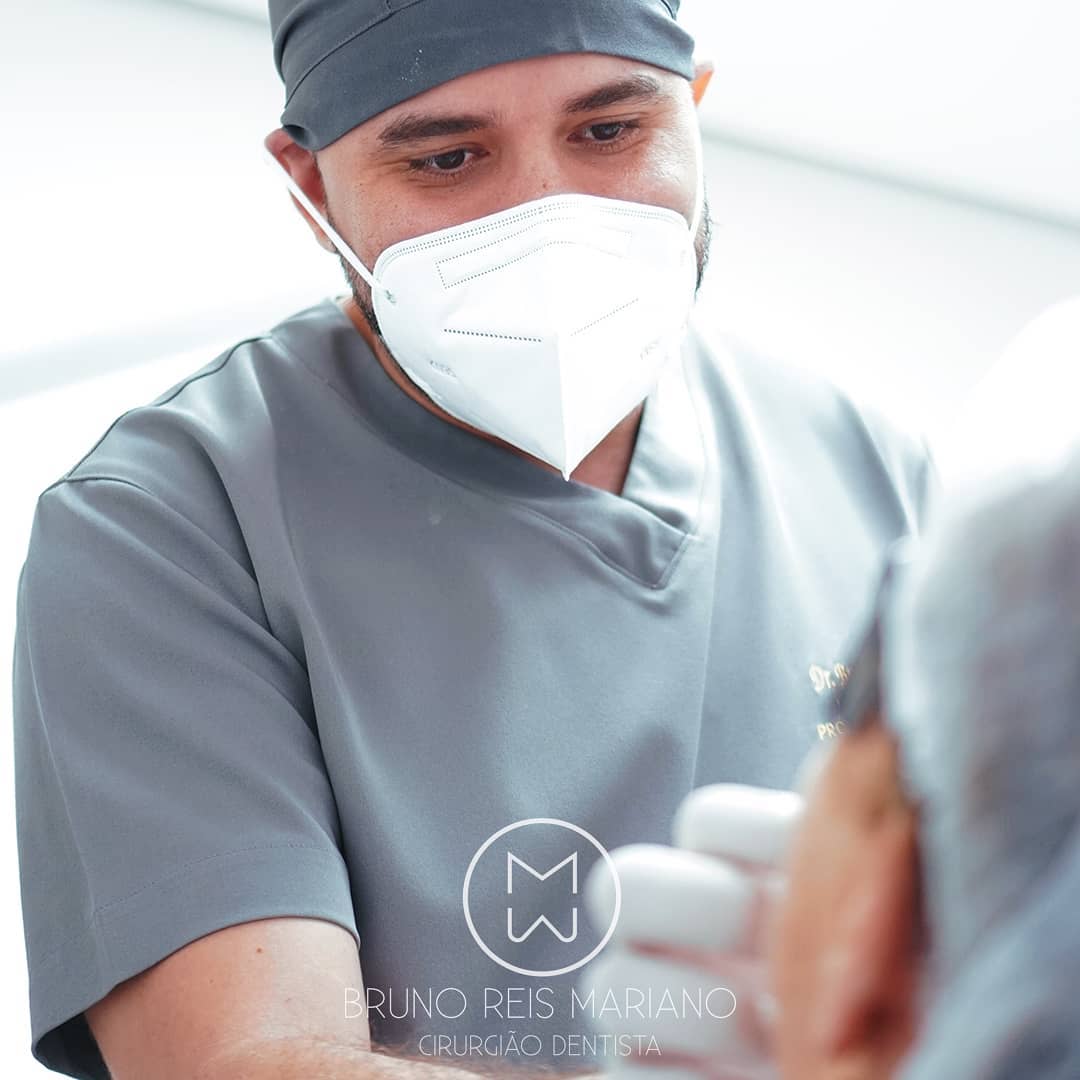 Dr. Bruno Reis Mariano durante atendimento odontológico