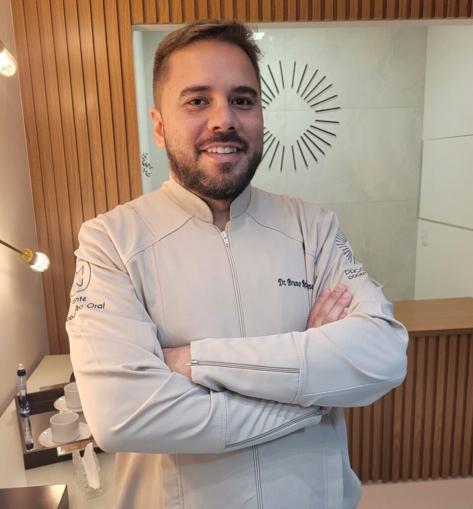 Dr. Bruno Reis Mariano em sua clínica odontológica